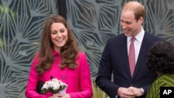 Pangeran William dan Duchess of Cambridge, Kate Middleton, dalam sebuah tur di Stephen Lawrence Center di London (27/3).