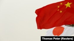 Bendera China dan Jepang berkibar di depan Gerbang Tiananmen di Beijing, China, 25 Oktober 2018. (Foto: REUTERS/Thomas Peter)