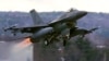 资料照片：一架配备响尾蛇导弹的F-16战斗机从佛蒙特州南伯灵顿国民警卫队空军基地起飞。(2001年8月29日)