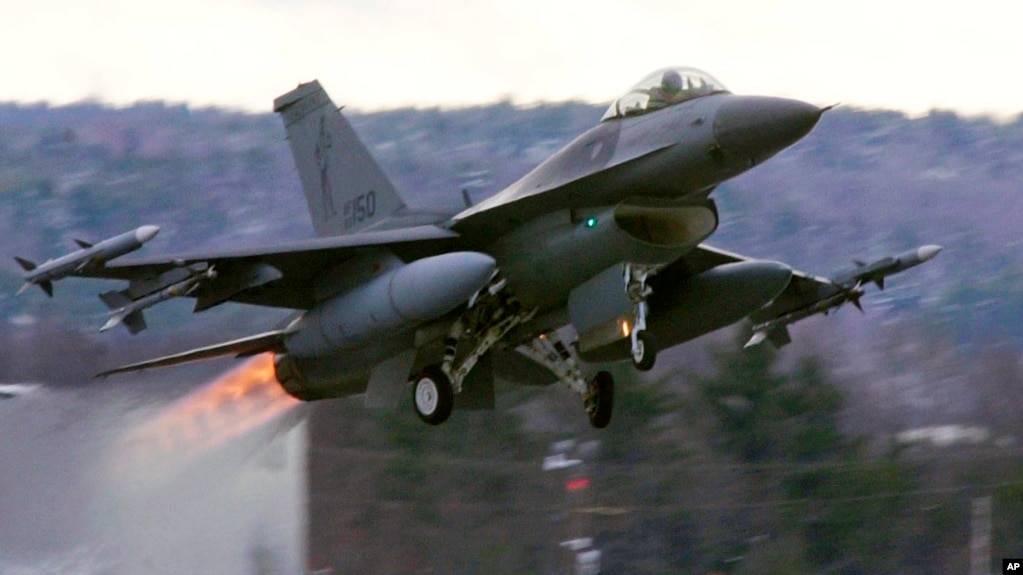 资料照片：一架配备响尾蛇导弹的F-16战斗机从佛蒙特州南伯灵顿国民警卫队空军基地起飞。(2001年8月29日)(photo:VOA)