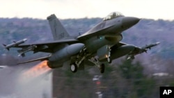 一架配備響尾蛇導彈的F-16戰鬥機從佛蒙特州南伯靈頓國民警衛隊空軍基地起飛。(2001年8月29日)