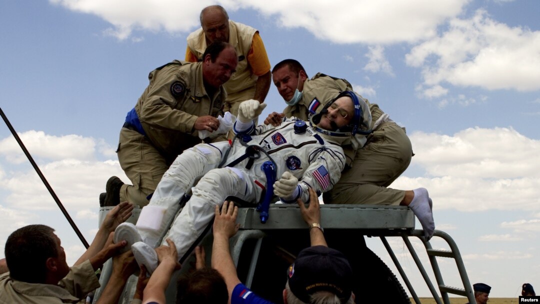 Kru kapal Soyuz TMA-03M saat mendarat di Kazakhstan Juli lalu. (Reuters)