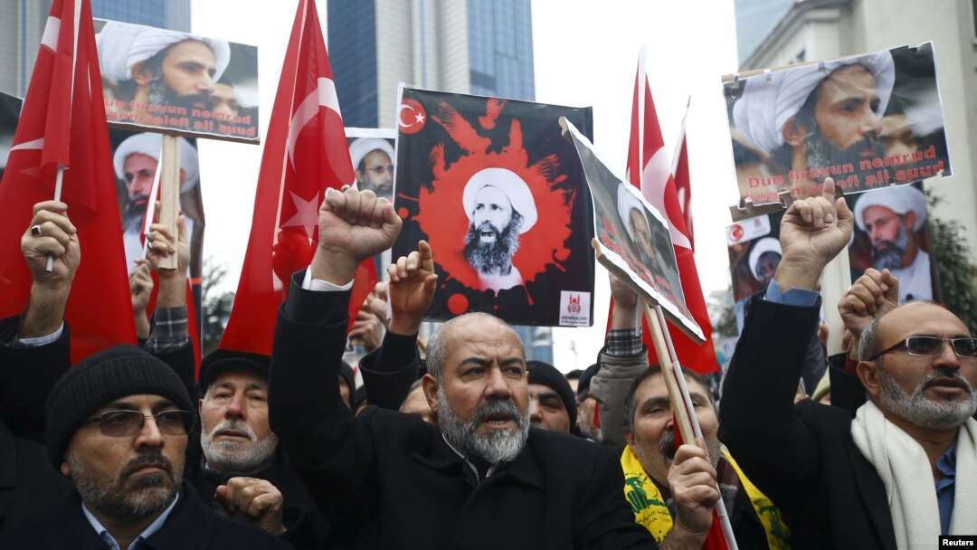 Demonstran Syiah membawa poster Sheikh Nimr al-Nimr dalam sebuah unjukrasa di depan Konsulat Arab Saudi di Istanbul, Turki, 3 Januari 2016. 