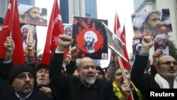 Demonstran Syiah membawa poster Sheikh Nimr al-Nimr dalam sebuah unjukrasa di depan Konsulat Arab Saudi di Istanbul, Turki, 3 Januari 2016. 