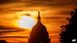 El cierre del gobierno federal estadounidense causará un ligero daño permanente a la economía, de acuerdo con un reporte de la Oficina Presupuestaria del Congreso (CBO). Foto de archivo.