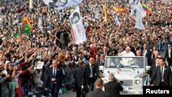 El Papa Francisco saluda a la feligresía congregada en el santuario de Nuestra Señora de Fátima, en Fátima, Portugal, la mañana de este sábado 5 de agosto.