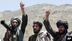 Foto pejuang Taliban ketika mendengarkan pidato pemimpin mereka di distrik Shindand, provinsi Herat, Afghanistan pada 27 Mei 2016.