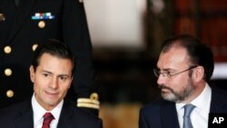 Enrique Pena Nieto et son ministre des Affaires étrangères Luis Videgaray , lors d'une rencontre avec le corps diplomatique, Mexico, Mexique, le 11 janvier 2017. (REUTERS/Carlos Jasso)