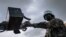Un Casque bleu rwandais de la Mission multidimensionnelle intégrée des Nations Unies pour la stabilisation en République centrafricaine (MINUSCA) patrouille à Bangassou le 3 février 2021.