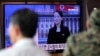 Seorang pria menyaksikan siaran televisi yang menyajikan berita dengan foto Kim Yo Jong, adik perempuan pemimpin Korea Utara, Kim Jong Un, di Stasiun Kereta Seoul, Korea Selatan, 4 Juni 2020. 