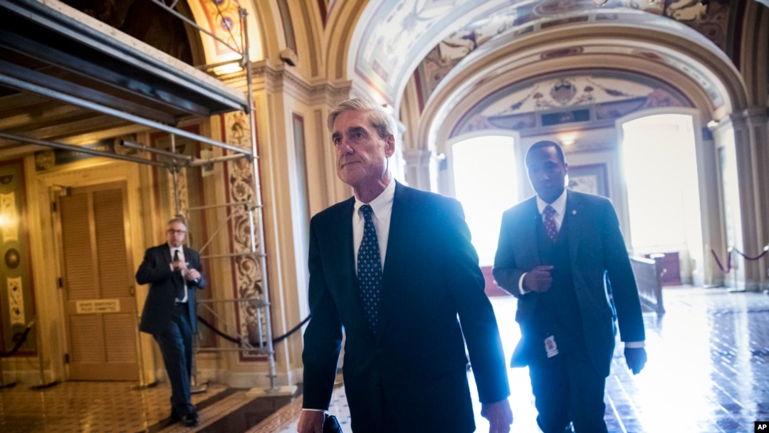 Công tố viên đặc biệt Robert Mueller rời điện Capitol sau một phiên họp kín với các thành viên của Ủy ban Tư Pháp Thượng viện Hoa Kỳ về việc Nga xen vào cuộc bầu cử Mỹ, tại Washington, ngày 21/6/2017. (AP Photo/J. Scott Applewhite)