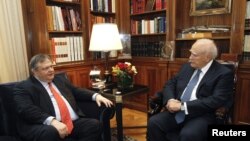 Pemimpin partai sosialis Evangelos Venizelos (kiri) dan Presiden Karolos Papoulias melakukan pertemuan di Athena (10/5).