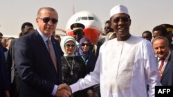 Le président turc Recep Tayyip Erdogan, à gauche, serre la main du président tchadien Idriss Deby, à son arrivée à N'Djamena, Tchad, 26 décembre 2017. 