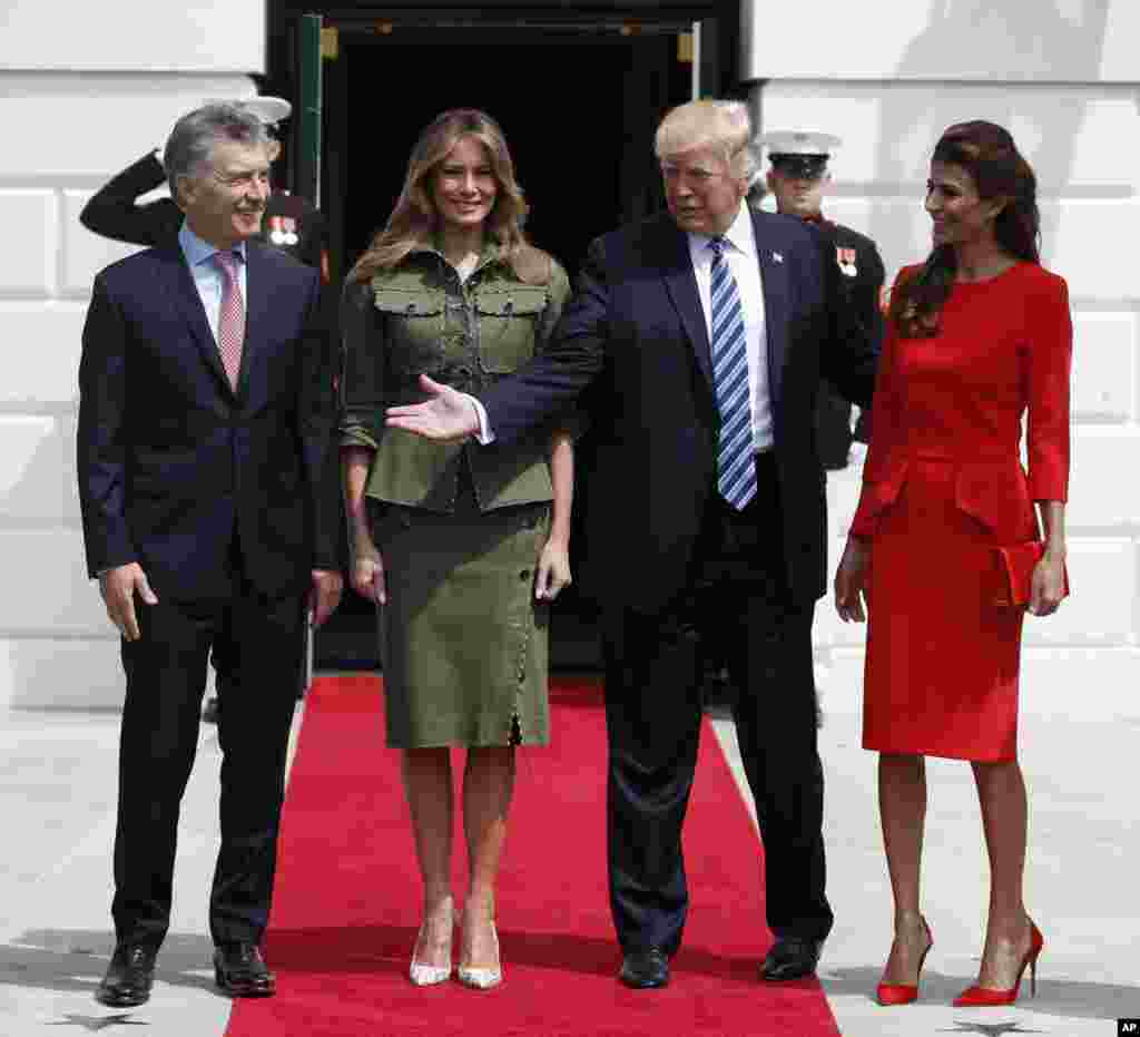 O Presidente Donald Trump e a primeira-dama Melania Trump cumprimentam o Presidente argentino Mauricio Macri e primeira-dama argentina Juliana Awada na Casa Branca em Washington, Abril 27, 2017.