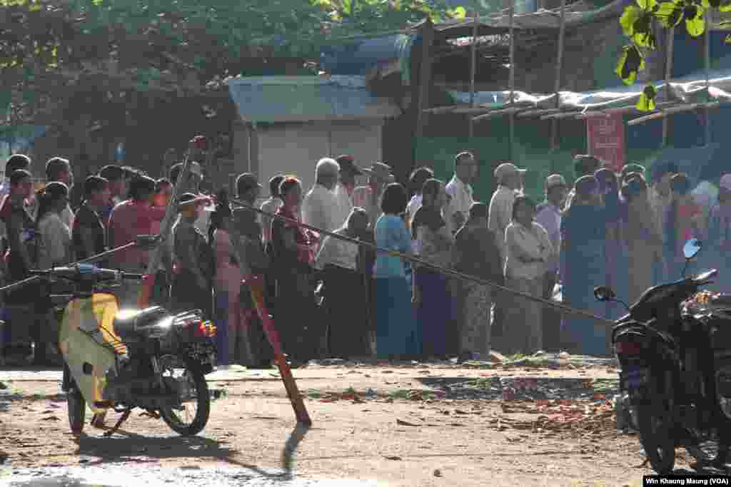 Voters are seen lining up at a polling station in Pyay Township, Nov. 8, 2015.