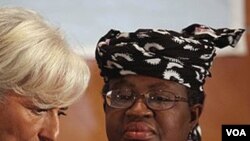 La nueva directora de la Organización Mundial del Comercio, Ngozi Okonjo-Iweala, der., conversa con la directora del Fondo Monetario Internacional, Christine Lagarde.