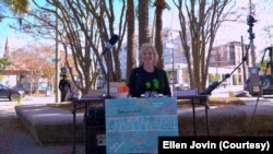 Ellen Jovin memasang "Grammar Table" di Charleston, South Carolina, pada November 2019. (Foto: Courtesy/Ellen Jovin)