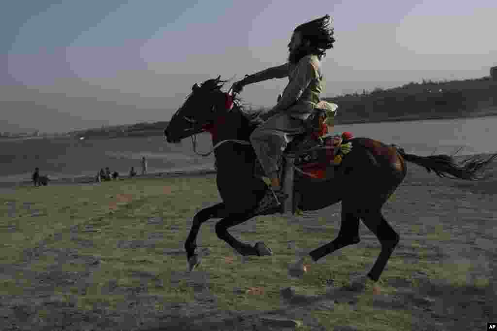 اسب دوانی در بند قرغه در شهر کابل