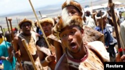 Les pillards répondent à l'appel d'un roi Zulu Goodwill Zwelithini pour qui ous les étrangers devraient faire leurs bagages.