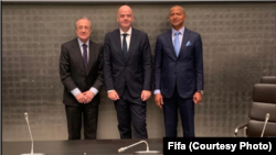 (D ti G) Moïse Katumbi, mokmbi ya TP Mazembe, Gianni Infatino, mokambi ya Fifa mpe Florentino Perez, mokambi ya Real Madrid na bokelami ya WFCA na Zurich, Suisse, 17 novembre 2019.