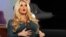 La cantante Jessica Simpson habla durante una entrevista en televisión. Simpson confirmó que espera su segundo hijo.