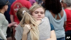 Para siswa berpelukan di gereja First Baptist Church, Ocala, Florida, setelah insiden penembakan di sebuah SMA yang melukai seorang siswa, Jumat (20/4). 