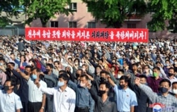 북한이 탈북민 단체의 대북전단 살포와 남한 정부의 대응을 강하게 비난하는 가운데, 노동계급과 직맹원들의 항의군중집회가 지난 6월 개성시문화회관 앞마당에서 진행됐다.