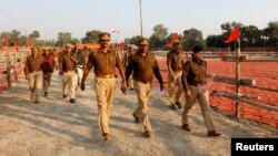 Polisi India melakukan patroli di lokasi pertemuan "Dharma Sabha" yang diselenggarakan oleh kelompok Hindu garis keras, Vishva Hindu Parishad (VHP), di kota Ayodhya, Uttar Pradesh, India utara. 