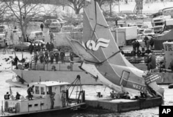 ARCHIVO - La cola del avión de Air Forida que se estrelló en el río Potomac después de chocar contra el puente de la calle 14 el miércoles 17 de enero de 1982 en Washington.