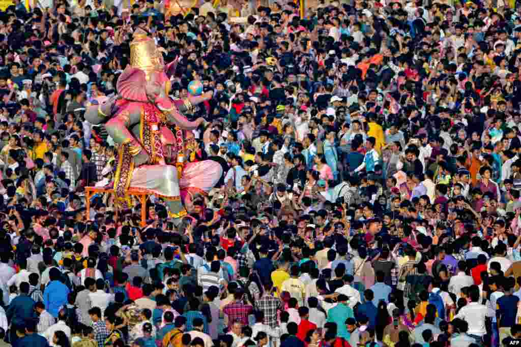 Umat ​​Hindu membawa patung dewa Hindu berkepala gajah, Ganesha, untuk dibenamkan di laut Arab di kota Mumbai, pada hari terakhir perayaan festival &quot;Ganesh Chaturthi&quot;. (AFP)