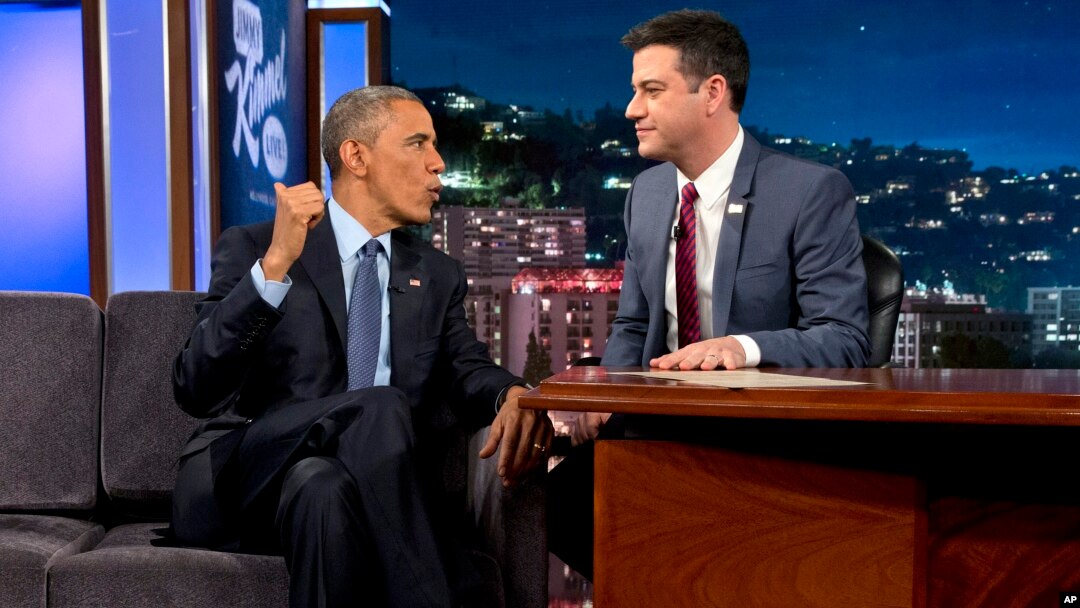 El presidente Barack Obama conversa con el presentador Jimmy Kimmel durante una pausa en el programa Jimmy Kimmel Live, en Los Ángeles.