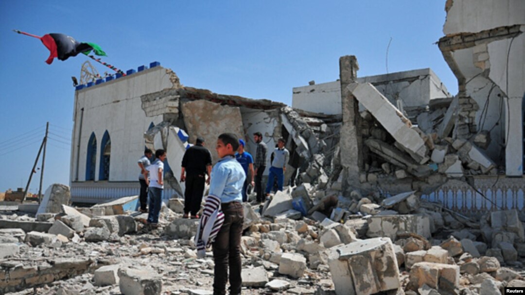 Warga memeriksa kerusakan pada kuil Sufi, makam Sidi Mohamed Landoulsi, pasca ledakan di kawasan Tajoura di pinggiran Tripoli, 28 Maret 2013. (Foto: dok).