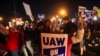 전미자동자노조(UAW) 조합원들이 15일 미시간주 웨인에 있는 포드 공장 앞에서 시위하고 있다.