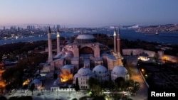 Monumen Hagia Sophia era Bizantium pada hari pertama bulan suci Ramadan, saat diberlakukannya jam malam empat hari sebagai upaya pencegahan penyebaran virus Covid-19, di Istanbul, Turki, 24 April 2020. (Foto: dok).