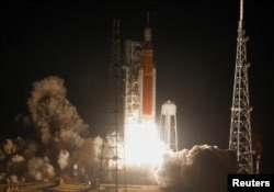 미국 플로리다주 케이프커내버럴 케네디우주센터에서 미국 항공우주국(NASA)의 무인 달 탐사로켓 '아르테미스Ⅰ'이 발사되고 있다.
