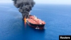 Kondisi sebuah kapal tanker setelah diserang di Teluk Oman, 13 Juni 2019. (Foto: ISNA via Reuters)