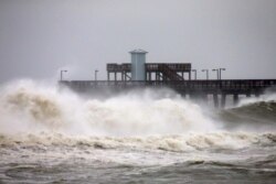 Fuerte oleaje se estrella contra un muelle en la Costa del Golfo de EE.UU., cuando el huracán Sally avanza hacia tierra, el 15 de septiembre de 2020.