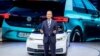 CEO Volkswagen Herbert Diess memperkenalkan VW ID.3 baru di IAA Auto Show di Frankfurt, Jerman, 9 September 2019. (Foto: AP)