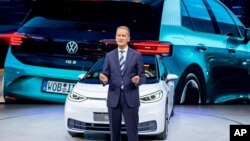 CEO Volkswagen Herbert Diess memperkenalkan VW ID.3 baru di IAA Auto Show di Frankfurt, Jerman, 9 September 2019. (Foto: AP)