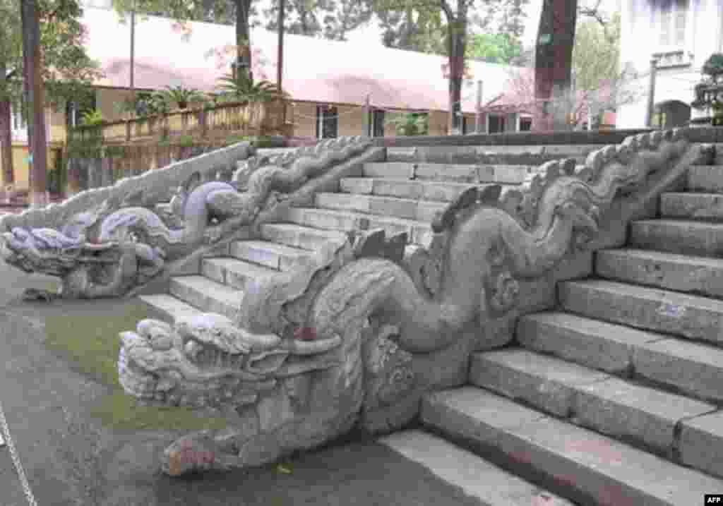 Dragons that flank the stairs to Kinh Thien Palace