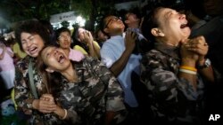 13일 태국 왕실이 푸미폰 아둔야뎃 국왕의 서거를 발표한 직후, 방콕 시리라지 병원 앞에서 병세 회복을 기원하던 시민들이 격한 반응을 보이고 있다.
