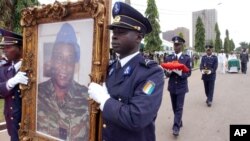 Photo d'archives: Les funérailles de l’ex-chef de la junte ivoirienne, le général Robert Guéï, à Abidjan, Côte d'Ivoire, 18 août 2006.