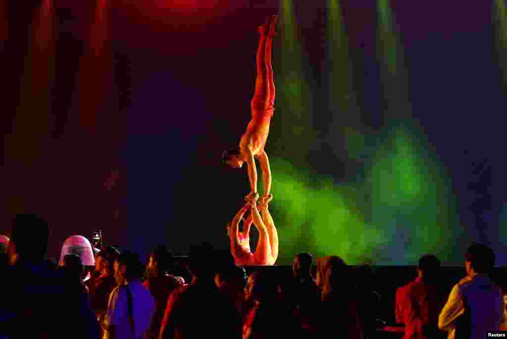 Para artis beraksi dalam upacara penutupan Asian Games 2018 di Stadion Gelora Bung Karno di Jakarta, 2 September 2018. (Foto: Reuters)