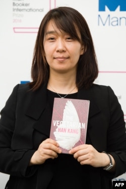 (FILE) Penulis Korea Han Kang foto dengan bukunya "The Vegetarian " di London, 15 Mei 2016, menjelang pengumuman pemenang "Man Booker International Prize 2016". (Leon NEAL / AFP)