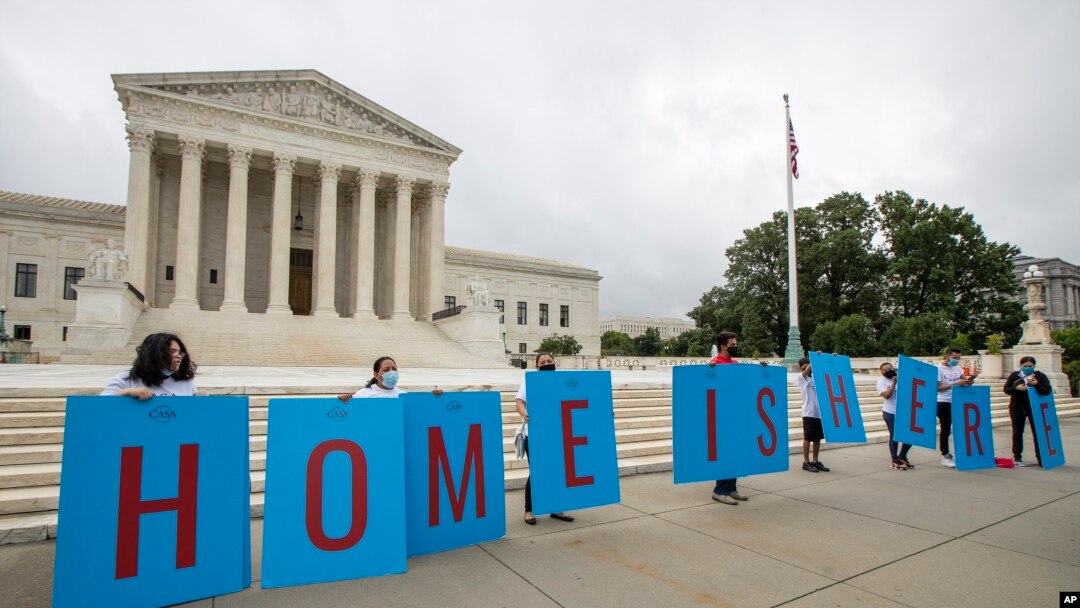 ARCHIVO - Estudiantes de Acción Diferida para los Llegados en la Infancia (DACA) se reúnen frente a la Corte Suprema en Washington, el 18 de junio de 2020.