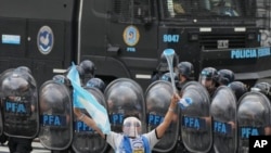 Un aficionado al fútbol se une a los jubilados que protestan por pensiones más altas y contra las medidas de austeridad implementadas por el gobierno del presidente Javier Milei en Buenos Aires, Argentina, el miércoles 12 de marzo de 2025.