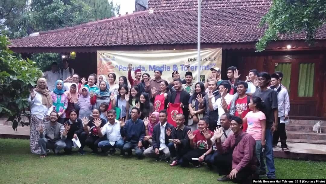 Sejumlah kelompok minoritas agama dan kelompok pendamping berfoto usai diskusi publik "Pemuda, Media, dan Toleransii" di Bogor, Sabtu, 17 November 2018. (Foto: Panitia Bersama Hari Toleransi 2018)
