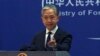 En esta imagen tomada de un video, el vocero del Ministerio chino de Exteriores Wang Wenbin hace un gesto durante una conferencia de prensa en el Ministerio chino de Exteriores en Beijing, el lunes 13 de febrero de 2023. 