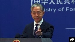 En esta imagen tomada de un video, el vocero del Ministerio chino de Exteriores Wang Wenbin hace un gesto durante una conferencia de prensa en el Ministerio chino de Exteriores en Beijing, el lunes 13 de febrero de 2023. 