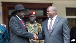 Le président Salva Kiir (à g.) et le premier vice-président Riek Machar.